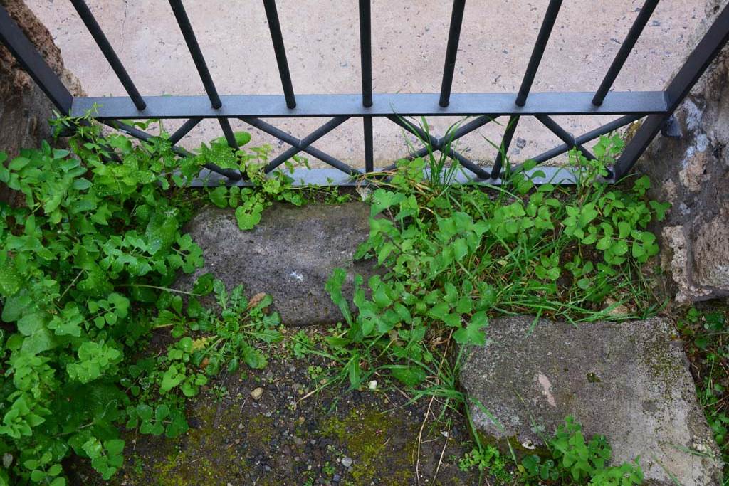 IX.5.13 Pompeii. March 2017. Room r of IX.5.11, doorway threshold onto side vicolo. 
Foto Christian Beck, ERC Grant 681269 DÉCOR.

