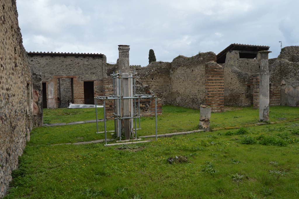 IX.5.14 Pompeii. March 2018. Portico “k”, looking east towards atrium and across to entrance doorway
Foto Taylor Lauritsen, ERC Grant 681269 DÉCOR.

