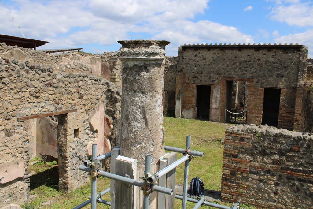IX.5.14 Pompeii. May 2019. Room “k”, looking east towards column in peristyle, and across atrium towards entrance doorway.
Foto Christian Beck, ERC Grant 681269 DÉCOR.
