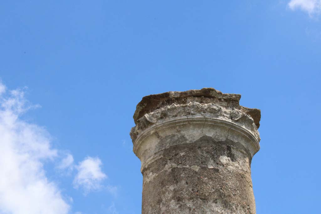 IX.5.14 Pompeii. May 2019. Room “k”, detail from top of column in peristyle. 
Foto Christian Beck, ERC Grant 681269 DÉCOR.

