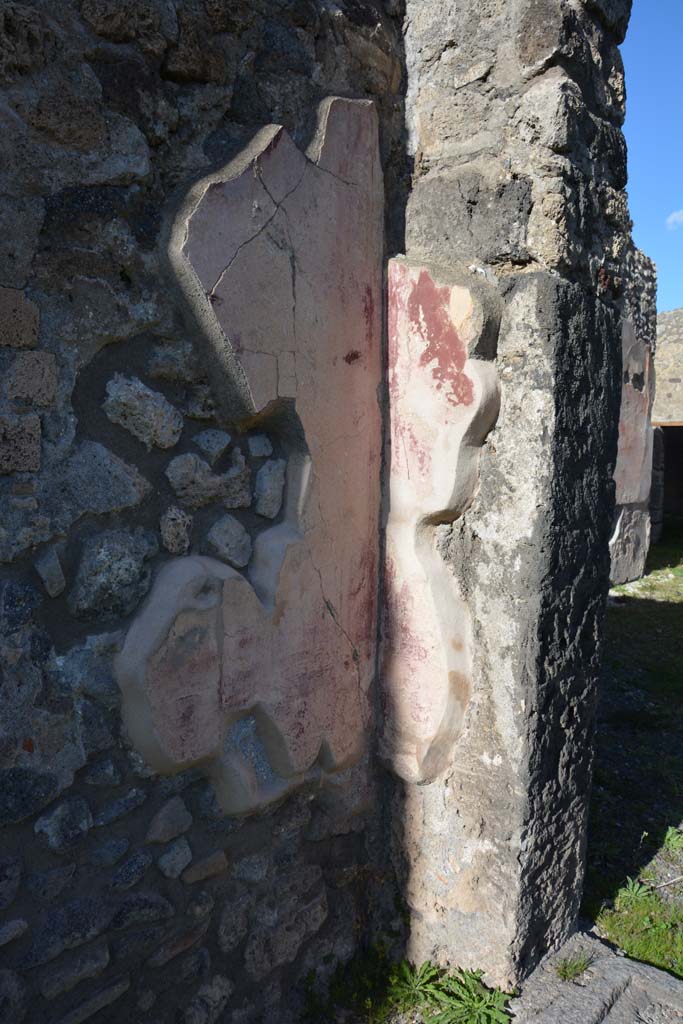 IX.5.14 Pompeii. March 2017.  Peristyle “k”, north-east corner, on east side of room “L”.
Foto Christian Beck, ERC Grant 681269 DÉCOR.
