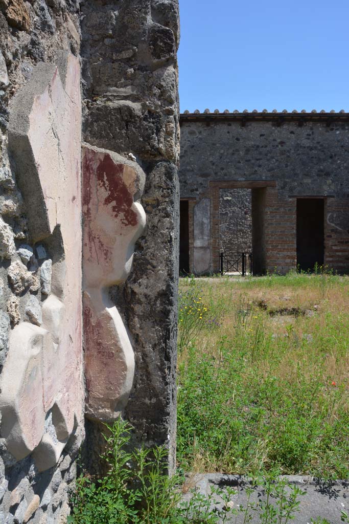 IX.5.14 Pompeii. May 2017. Peristyle “k”, north-east corner, looking across atrium “b”.
Foto Christian Beck, ERC Grant 681269 DÉCOR.

