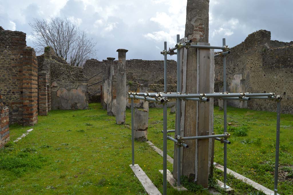 IX.5.14 Pompeii. March 2018. Portico “k”, looking south along east side.
Foto Taylor Lauritsen, ERC Grant 681269 DÉCOR.
