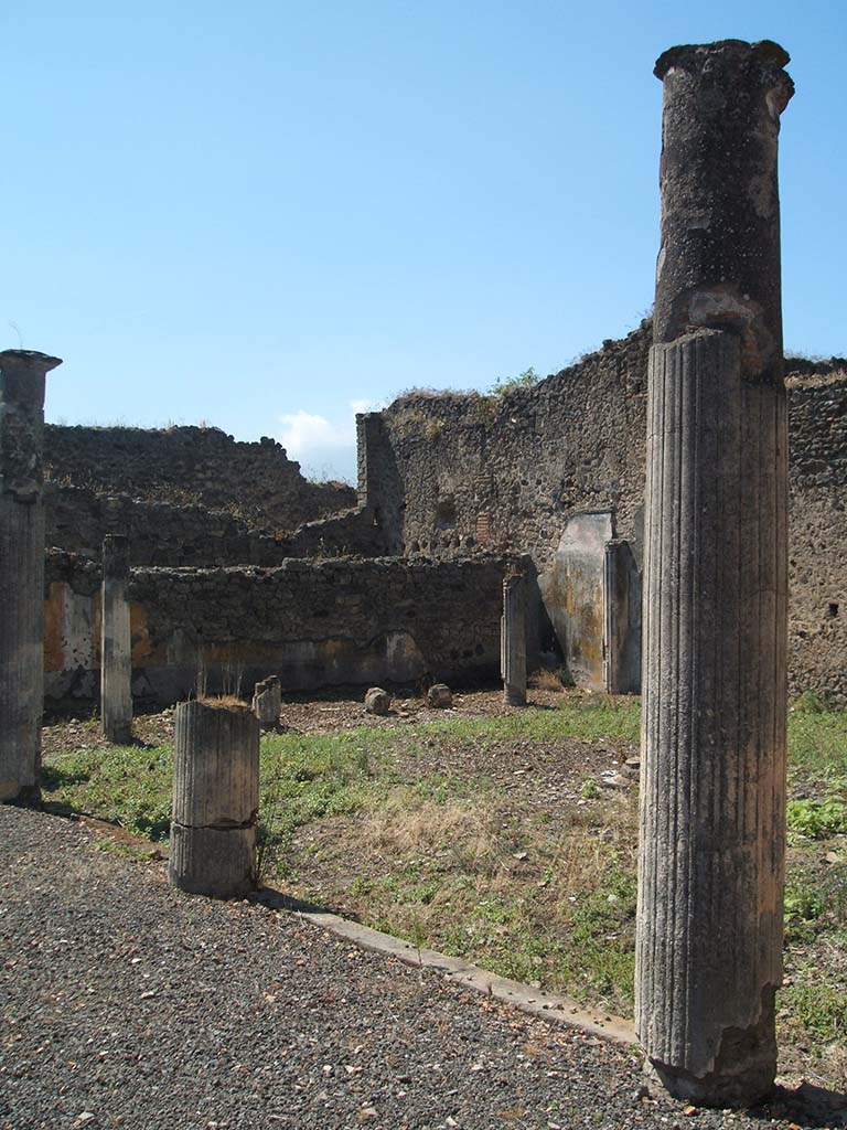 IX.5.14 Pompeii. May 2005. Looking south-west across peristyle “k”.