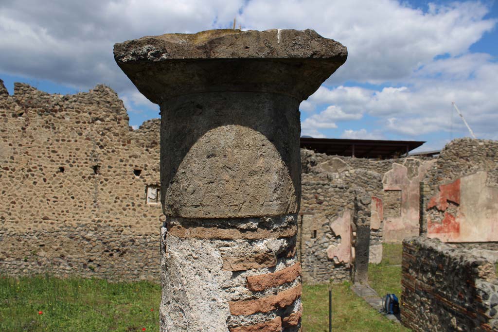 IX.5.14 Pompeii. May 2019. Room “k”, looking north towards column across peristyle.
Foto Christian Beck, ERC Grant 681269 DÉCOR.
