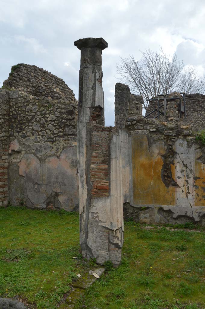 IX.5.14 Pompeii. March 2018. South-east corner of portico “k”, detail of column.
Foto Taylor Lauritsen, ERC Grant 681269 DÉCOR.

