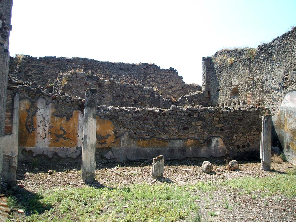IX.5.14 Pompeii. May 2005. South portico of peristyle “k”.
