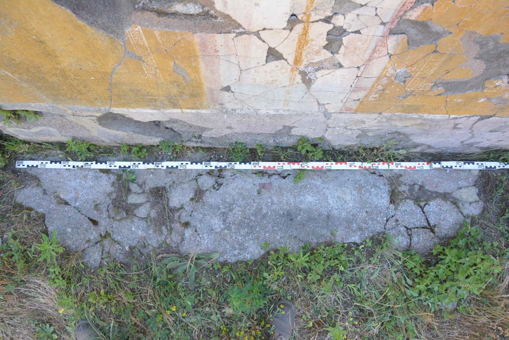 IX.5.14 Pompeii. May 2017. Peristyle “k”, flooring at base of south wall.
Foto Christian Beck, ERC Grant 681269 DÉCOR.
