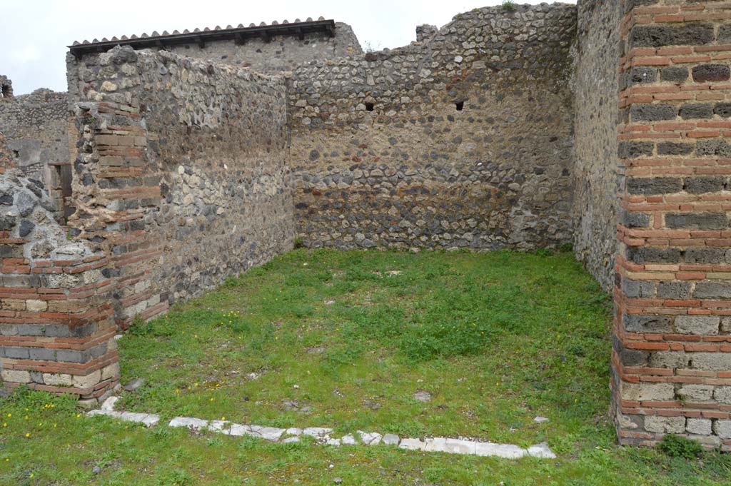 IX.5.14 Pompeii. March 2018. Room “m”, large exedra or triclinium, on east side of portico “k ”. Looking east.
Foto Taylor Lauritsen, ERC Grant 681269 DÉCOR.
