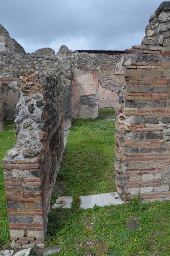 IX.5.14 Pompeii. March 2018. Looking through doorway in north wall in room “m”, towards atrium
Foto Taylor Lauritsen, ERC Grant 681269 DÉCOR.
