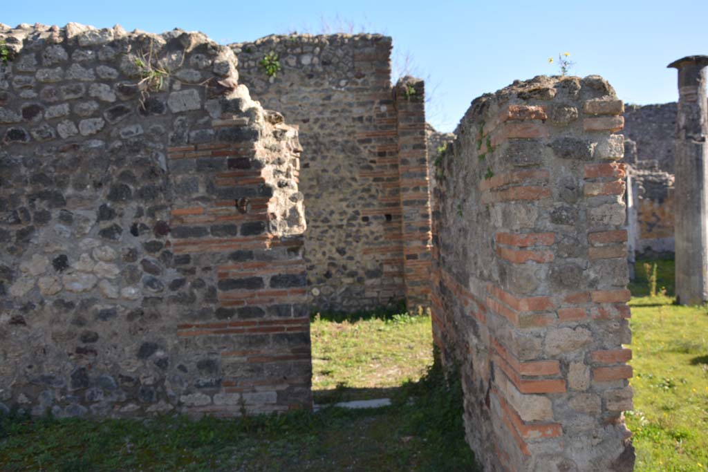 IX.5.14 Pompeii. May 2017. Room “b”, south-west corner of atrium, with doorway into room “m”, in centre. 
Foto Christian Beck, ERC Grant 681269 DÉCOR.
