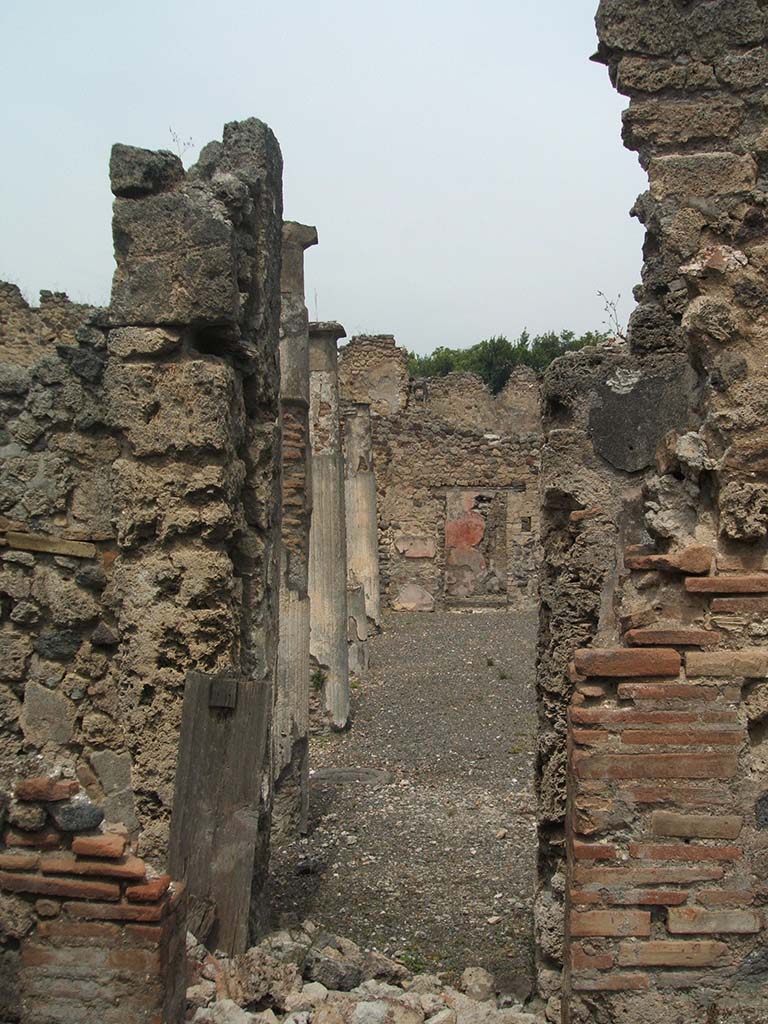 IX.5.14 Pompeii. May 2005. 
Looking north from kitchen “q” doorway, across corridor “p” to doorway from servants’ area towards east portico.
