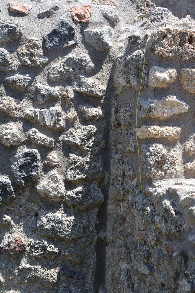 IX.5.14 Pompeii. May 2017. Room “t”, detail from south-east corner, and window.    
Foto Christian Beck, ERC Grant 681269 DÉCOR. 
