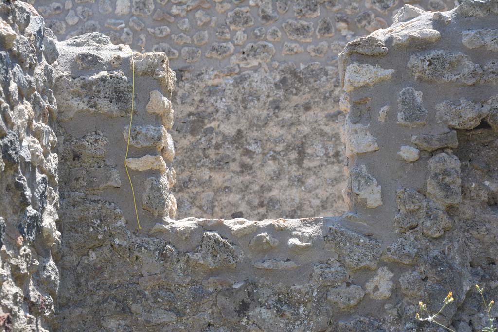 IX.5.14 Pompeii. May 2017. Room “t”, window in south wall. 
Foto Christian Beck, ERC Grant 681269 DÉCOR.
