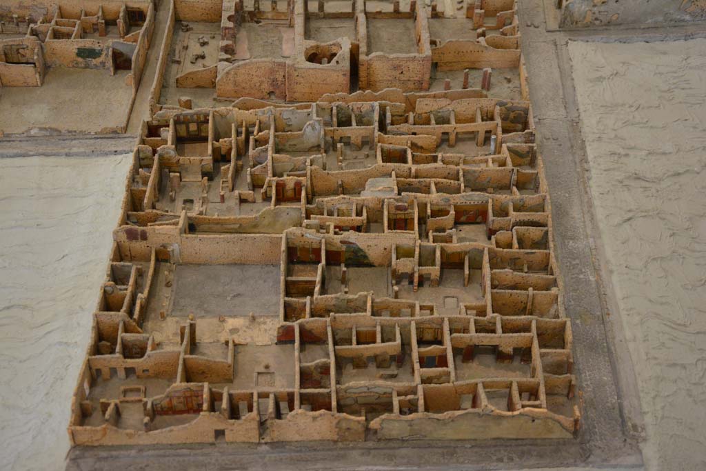IX.5, Pompeii. July 2017. Looking west across insula, with Central Baths, at top, Via di Nola, on right, Vicolo del Centenario, lower.
From cork model in Naples Archaeological Museum.
Foto Annette Haug, ERC Grant 681269 DÉCOR.
