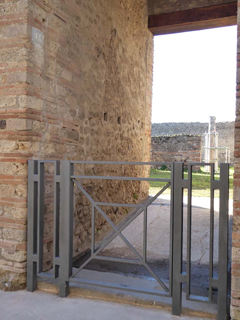 IX.5.14, Pompeii. October 2017. Looking west from entrance corridor “a”, towards atrium “b”.
Foto Taylor Lauritsen, ERC Grant 681269 DÉCOR.
