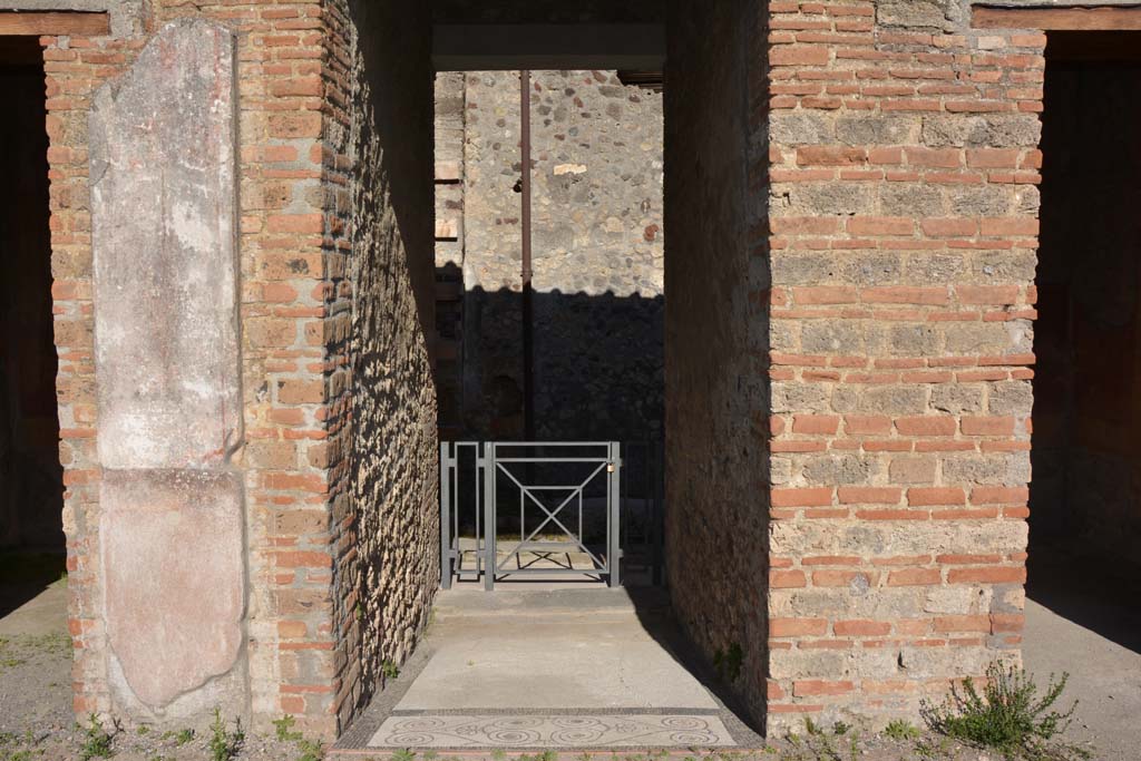 IX.5.14 Pompeii. May 2017. 
Room “b”, east side of atrium, pilaster on north side of doorway to room “g”.
Foto Christian Beck, ERC Grant 681269 DÉCOR.
