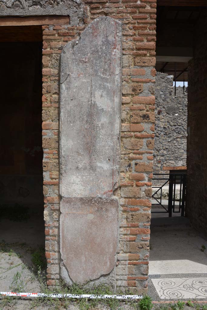 IX.5.14 Pompeii. May 2017. 
Room “b”, east side of atrium, south side of doorway to room “c”, on left, and entrance corridor “a”, on right.
Foto Christian Beck, ERC Grant 681269 DÉCOR.
