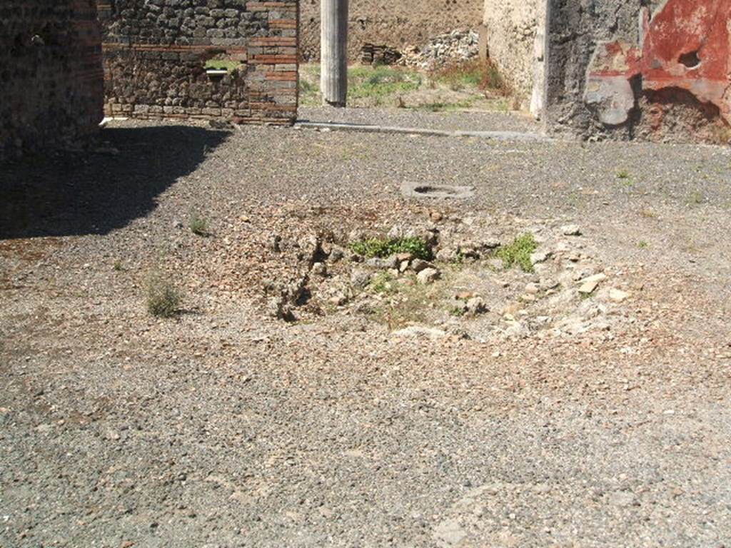 IX.5.14 Pompeii. May 2005. Looking west across remains of impluvium. The impluvium was found in ruins, with only a few remains of its white marble covering remaining in the south-east corner (lower left).
See BdI, 1879, (p.207).
