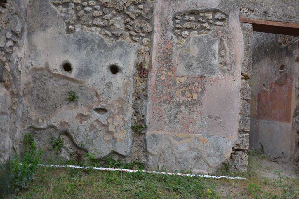 IX.5.14 Pompeii. May 2017. North ala “e”, lower east wall, with doorway to room “d”, on right.
Foto Christian Beck, ERC Grant 681269 DÉCOR.

