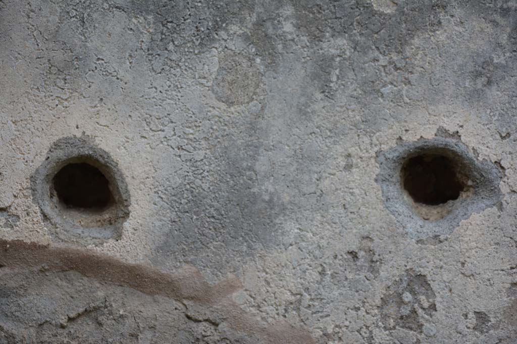 IX.5.14 Pompeii. May 2017. North ala “e”, east wall holes for supports for shelving. 
Foto Christian Beck, ERC Grant 681269 DÉCOR.
