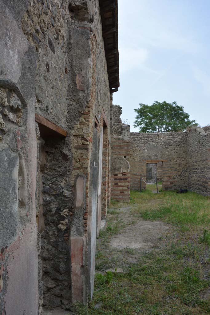 IX.5.14 Pompeii. May 2017. 
North ala “e”, looking south along east wall, across atrium towards south ala “i”, from doorway to room “d”, on left.
Foto Christian Beck, ERC Grant 681269 DÉCOR.
