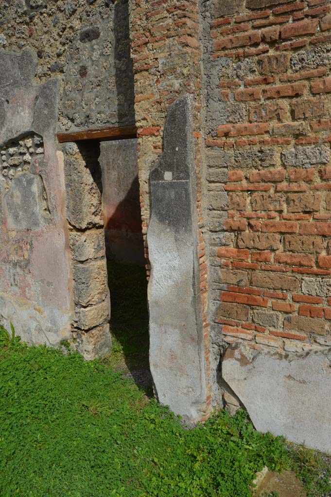 IX.5.14 Pompeii. March 2018. Doorway in east wall of north ala “e”, into room “d”.
Foto Taylor Lauritsen, ERC Grant 681269 DÉCOR.
