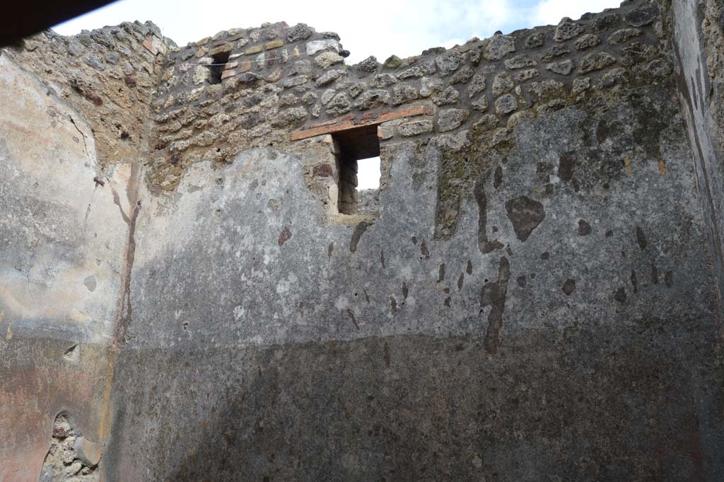 IX.5.14 Pompeii. March 2018. Room “d”, a cubiculum. Looking towards east wall with high window overlooking Vicolo del Centenario.
Foto Taylor Lauritsen, ERC Grant 681269 DÉCOR.
