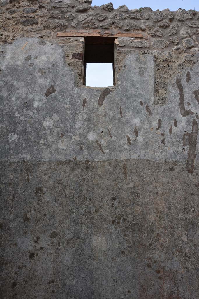 IX.5.14 Pompeii. May 2017. Room “d”, window in upper east wall.
Foto Christian Beck, ERC Grant 681269 DÉCOR.
