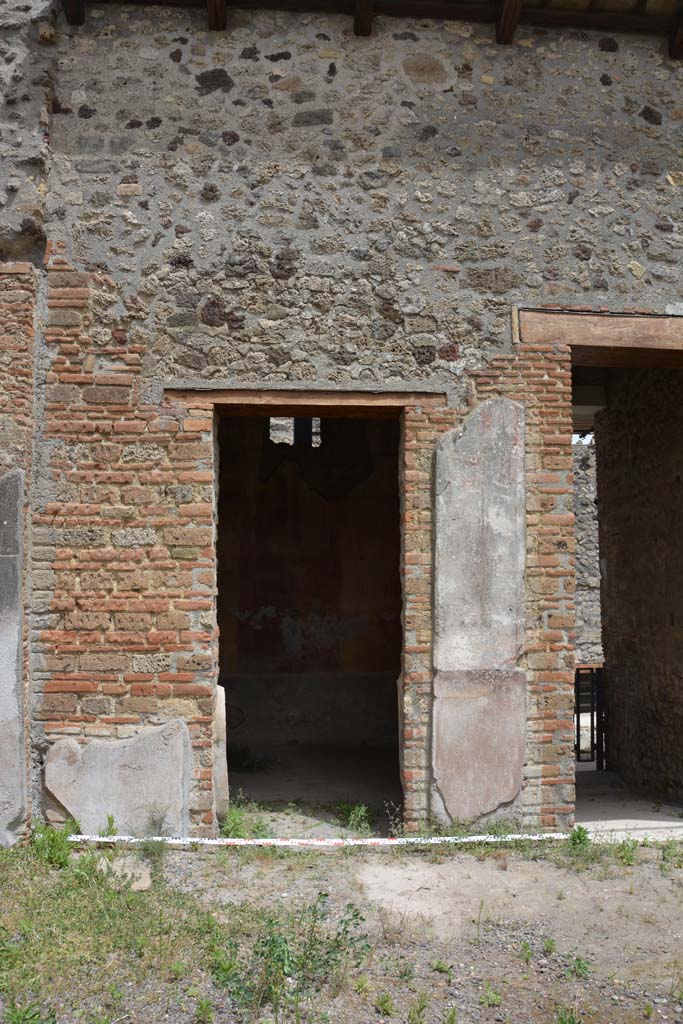 IX.5.14 Pompeii. May 2017. 
Room “c”, doorway on east side of atrium “b”, with entrance corridor “a”, on right.
Foto Christian Beck, ERC Grant 681269 DÉCOR.
