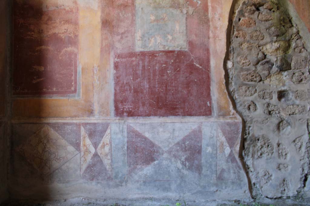 IX.5.14 Pompeii. May 2019. Room “c”, north wall and zoccolo of cubiculum.
Foto Christian Beck, ERC Grant 681269 DÉCOR.

