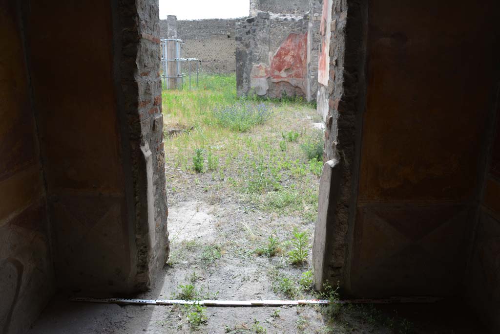 IX.5.14 Pompeii. May 2017. Room “c”, looking towards doorway in west wall towards atrium “b”. 
Foto Christian Beck, ERC Grant 681269 DÉCOR.
