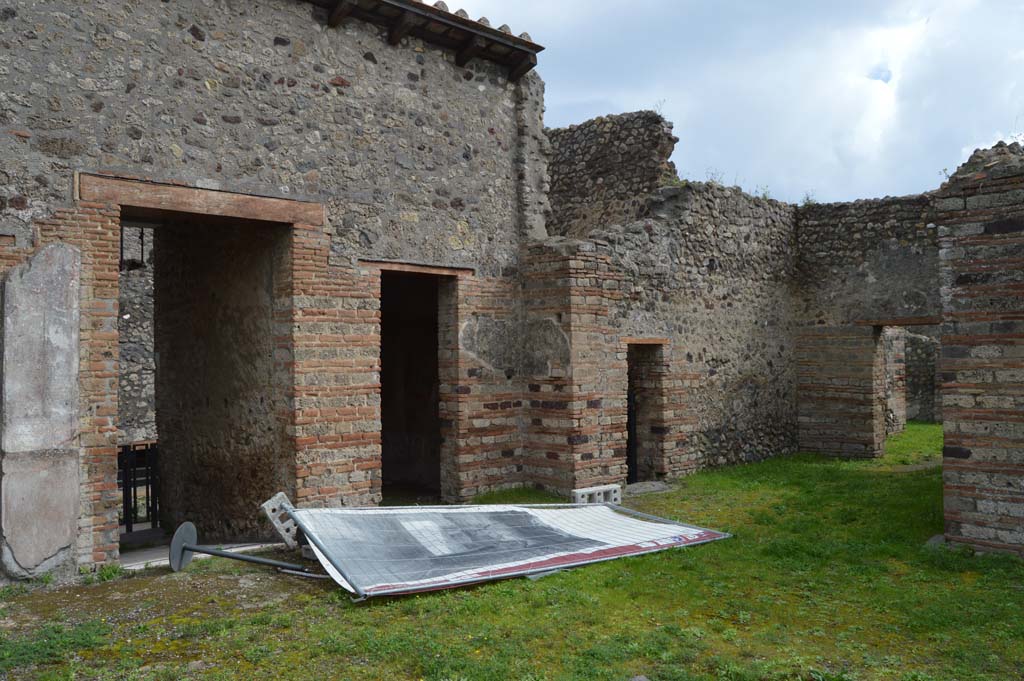 IX.5.14 Pompeii. March 2018. Looking south-east across atrium towards entrance fauces, on left, and doorway to room “g”, on its south side.
Next to that is the small doorway of room “h”, leading to IX.5.15 in the large room “i”, on the right, and a doorway leading south into IX.5.16.
Foto Taylor Lauritsen, ERC Grant 681269 DÉCOR.


