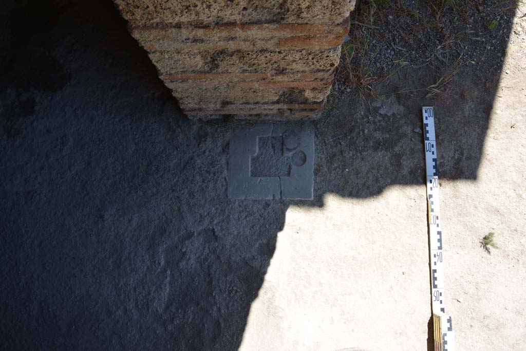 IX.5.14 Pompeii. May 2017. Room “g”, south side of doorway into room “g”.
Foto Christian Beck, ERC Grant 681269 DÉCOR.

