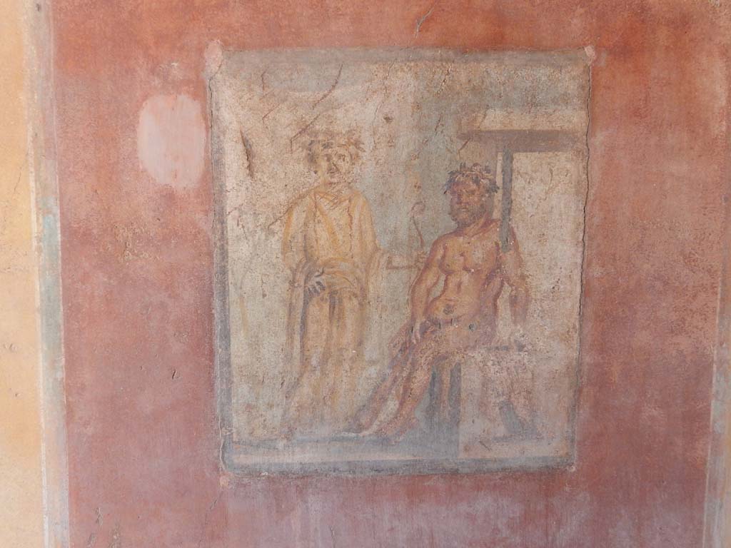 IX.5.14 Pompeii. June 2019. Cubiculum “g”, on south side of entrance doorway.
Wall painting of Hercules and Omphale, found in centre of north wall. Photo courtesy of Buzz Ferebee.
