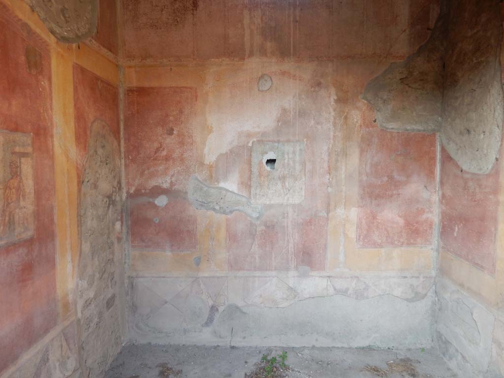 IX.5.14 Pompeii. June 2019. Cubiculum “g”, on south side of entrance doorway.
Looking towards east wall. Photo courtesy of Buzz Ferebee.


