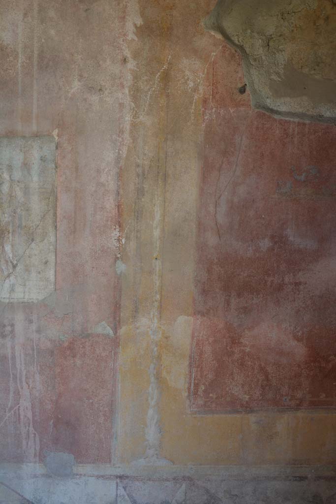 IX.5.14 Pompeii. May 2017. 
Room “g”, painted candelabra on south side of central painting on east wall. 
Foto Christian Beck, ERC Grant 681269 DÉCOR.
