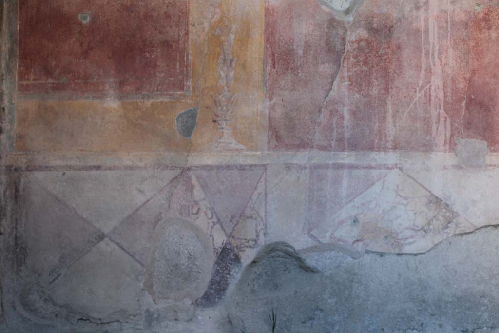 IX.5.14 Pompeii. May 2019. Cubiculum “g”, zoccolo at north end of painted east wall of cubiculum. 
Foto Christian Beck, ERC Grant 681269 DÉCOR.
