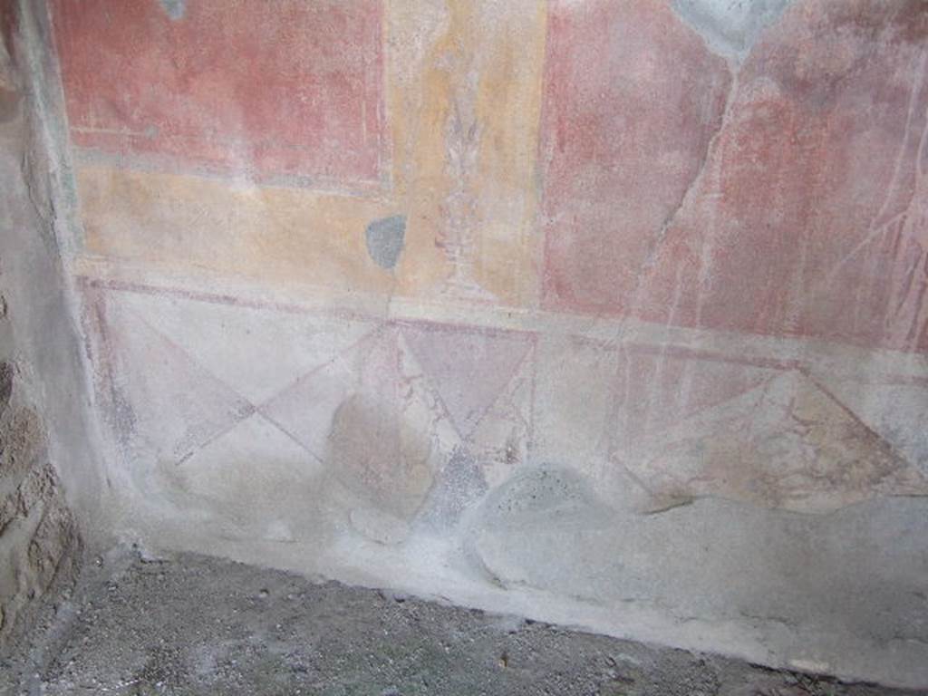 IX.5.14 Pompeii. May 2005. Cubiculum “g”, north end of painted east wall of cubiculum. 