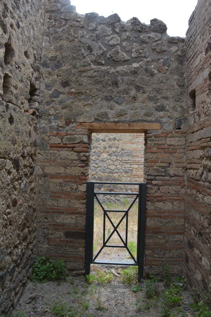 IX.5.14 Pompeii. May 2017. Room “h”, looking west towards doorway into room “i”.
Foto Christian Beck, ERC Grant 681269 DÉCOR.
