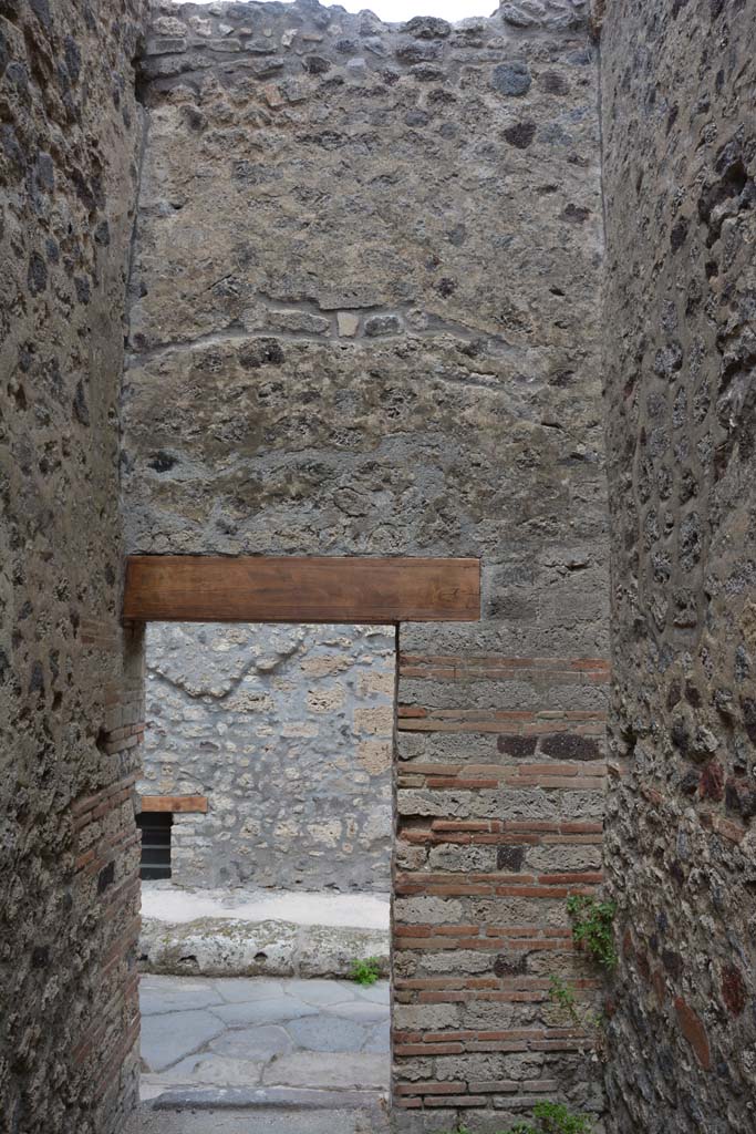 IX.5.14 Pompeii. May 2017. 
Room “h”, looking east towards entrance doorway from Vicolo del Centenario.
Foto Christian Beck, ERC Grant 681269 DÉCOR.

