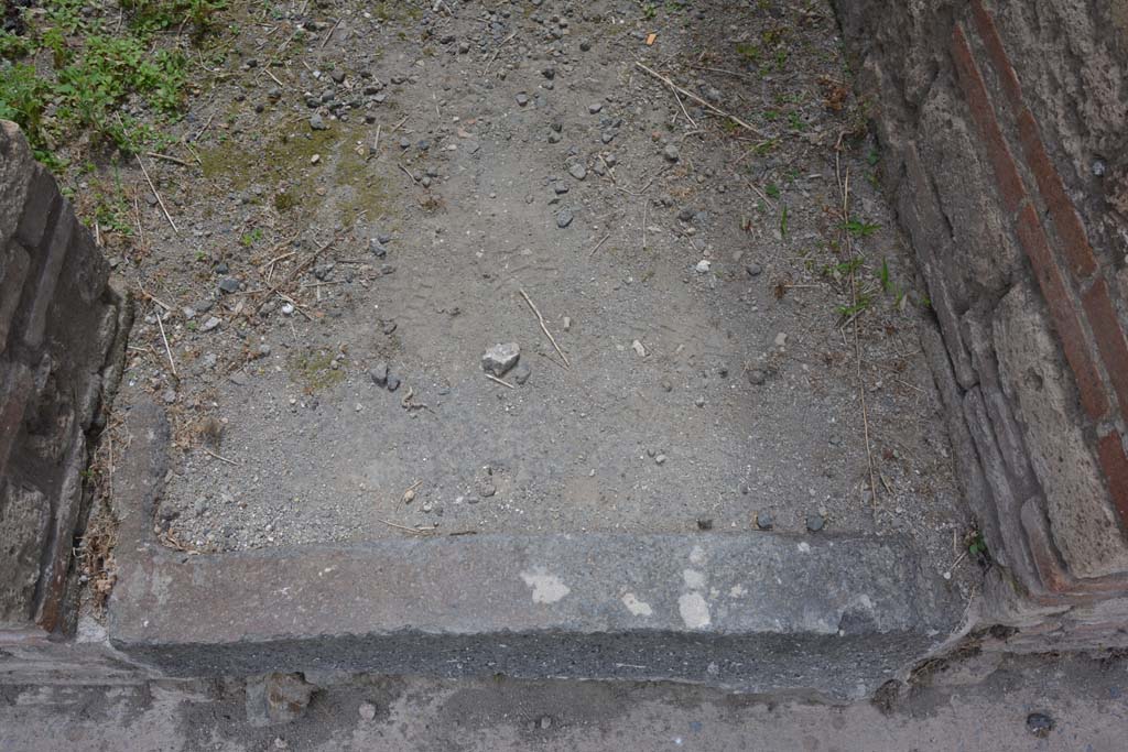 IX.5.15 Pompeii. May 2017. Room “h”, flooring at east end near threshold.     
Foto Christian Beck, ERC Grant 681269 DÉCOR.
