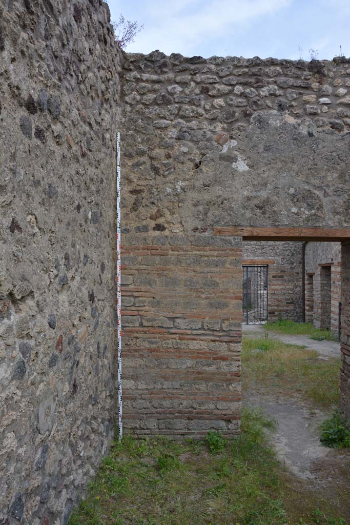 IX.5.14 Pompeii. May 2017. 
Room “i”, south wall in south-east corner, with doorway into IX.5.16, on right.       
Foto Christian Beck, ERC Grant 681269 DÉCOR.
