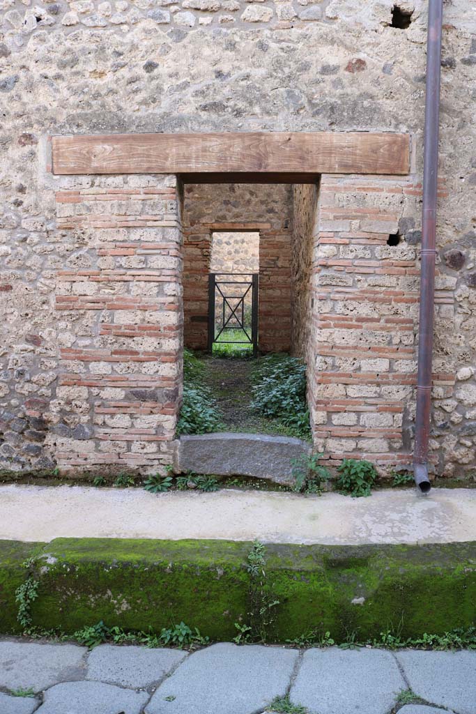 IX.5.15 Pompeii. December 2018. 
Entrance doorway in Vicolo del Centenario. Photo courtesy of Aude Durand.
