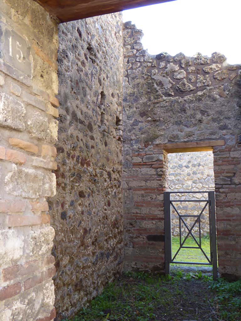 IX.5.15 Pompeii. May 2017. Looking towards threshold of doorway in room “h”. 
Foto Christian Beck, ERC Grant 681269 DÉCOR.
