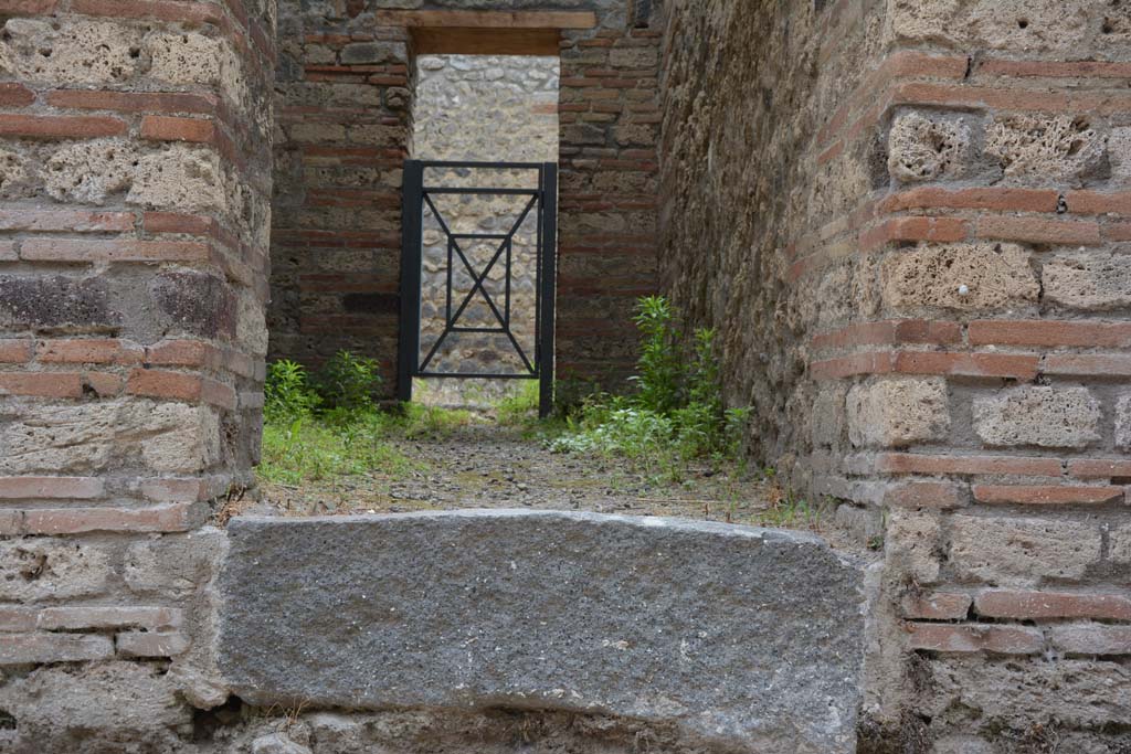 IX.5.15 Pompeii. May 2005. Entrance doorway into room h.