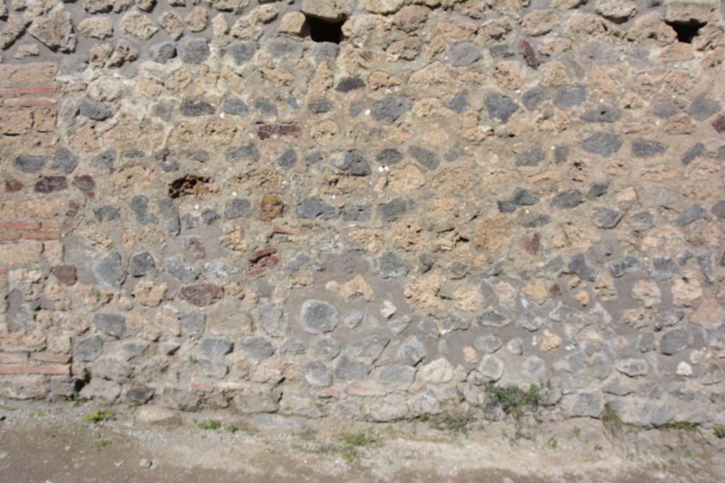 IX.5.16 Pompeii. March 2017. Wall of front façade on east side of entrance doorway.
Foto Christian Beck, ERC Grant 681269 DÉCOR.

