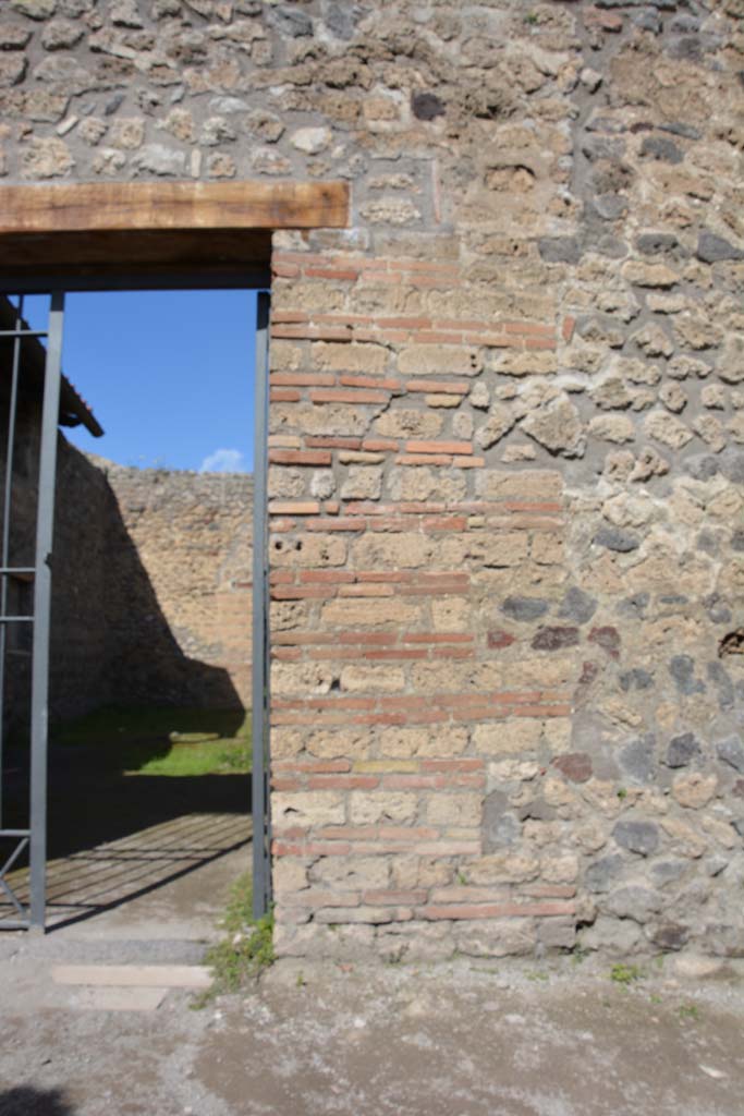 IX.5.16 Pompeii. March 2017. East side of entrance doorway.
Foto Christian Beck, ERC Grant 681269 DÉCOR.

