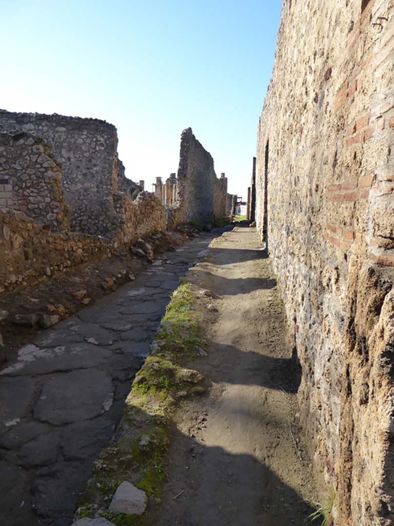 IX.6 Pompeii, on left. January 2017. 
Unnamed roadway looking west, with south exterior wall of IX.5.16, on right.
Foto Annette Haug, ERC Grant 681269 DÉCOR

