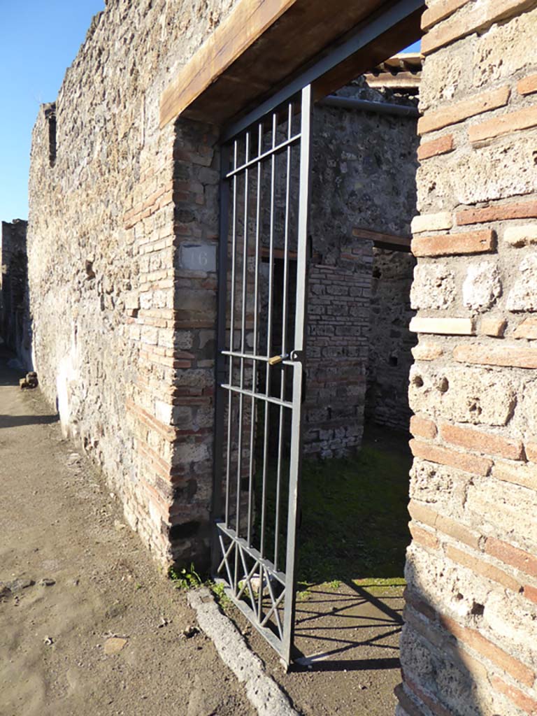 IX.5.16 Pompeii. January 2017. Looking west towards entrance doorway.
Foto Annette Haug, ERC Grant 681269 DÉCOR
